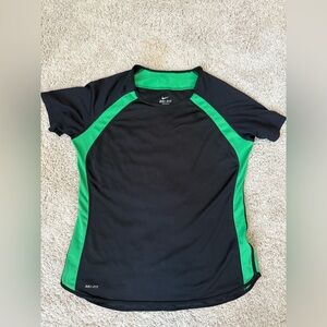Nike Dri-FIT SZ L Shirt in Black and Green. Short sleeve.